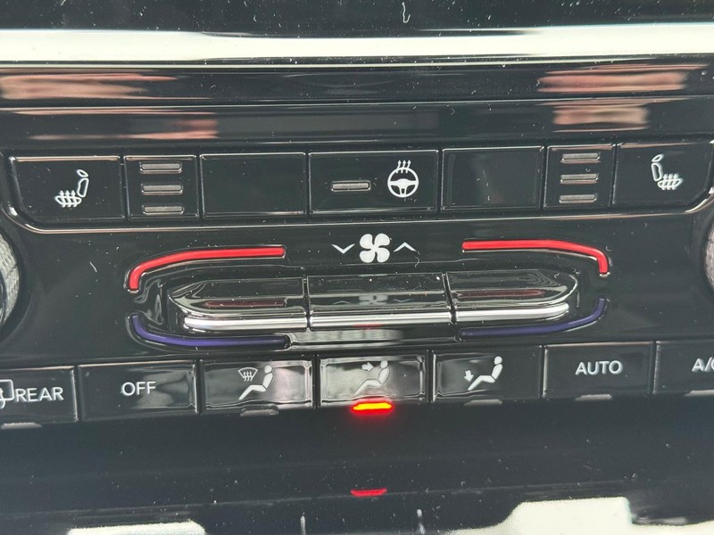 Jeep Grand Cherokee Vehicle Full-screen Gallery Image 16