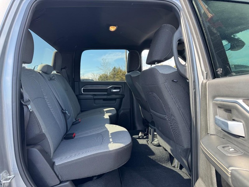 Ram 2500 Vehicle Full-screen Gallery Image 11