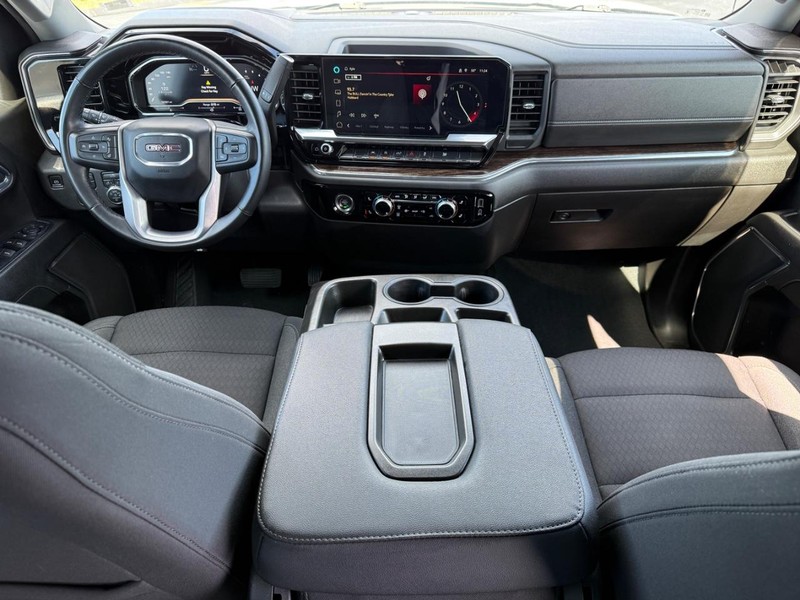 GMC Sierra 1500 Vehicle Full-screen Gallery Image 12