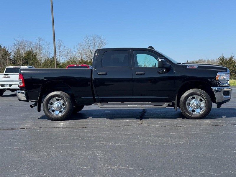 Ram 2500 Vehicle Full-screen Gallery Image 02