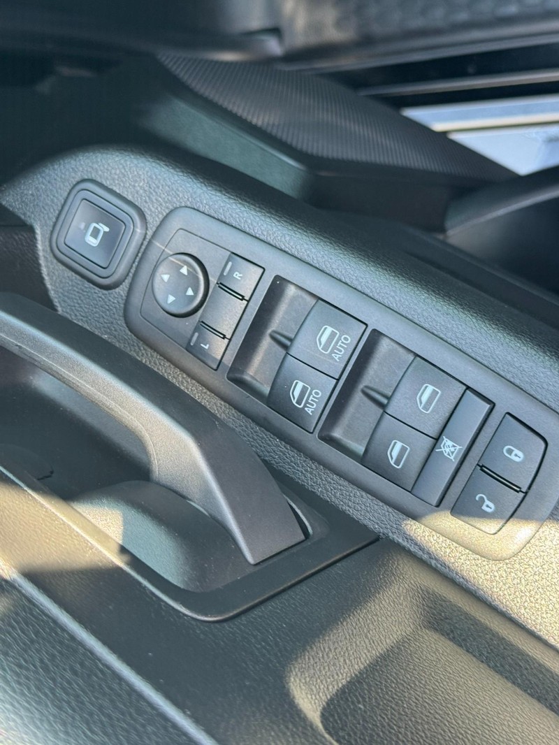 Ram 2500 Vehicle Full-screen Gallery Image 15