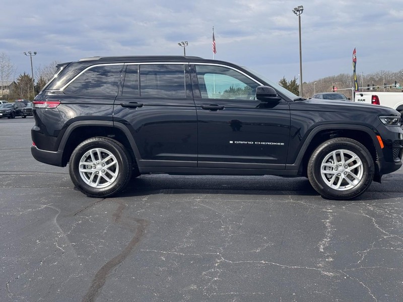 Jeep Grand Cherokee Vehicle Full-screen Gallery Image 2