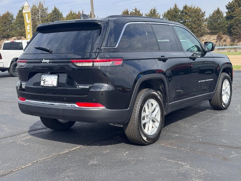 Jeep Grand Cherokee Vehicle Full-screen Gallery Image 3