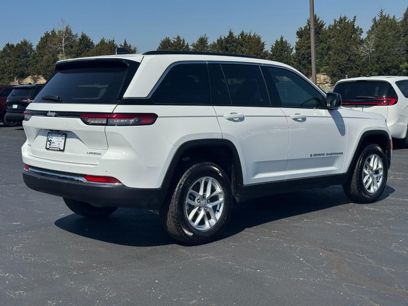 Jeep Grand Cherokee Vehicle Full-screen Gallery Image 2