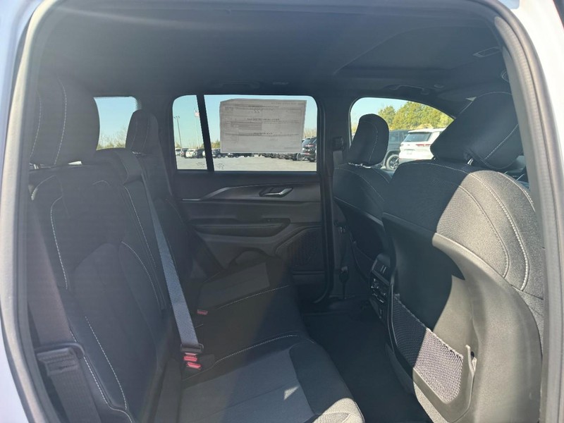 Jeep Grand Cherokee Vehicle Full-screen Gallery Image 4