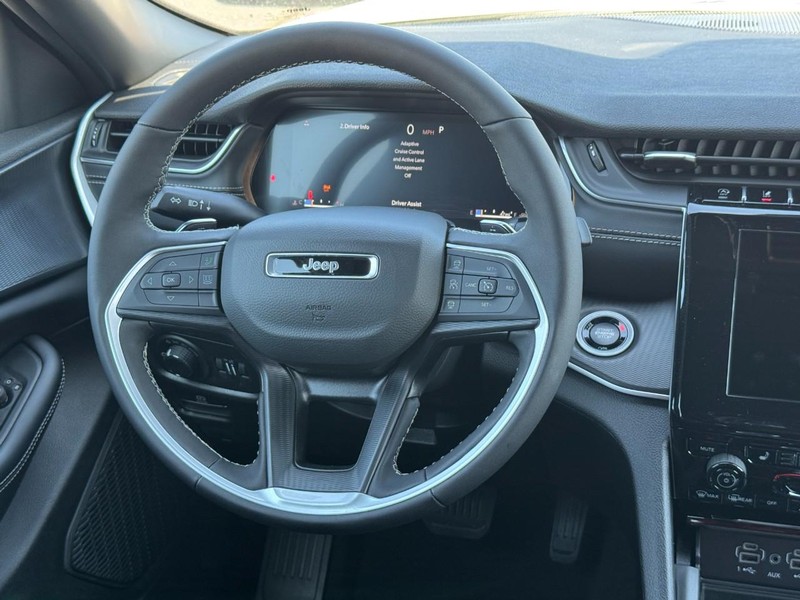 Jeep Grand Cherokee Vehicle Full-screen Gallery Image 6