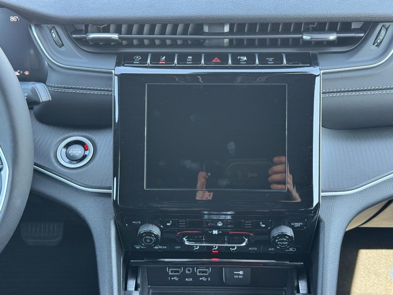 Jeep Grand Cherokee Vehicle Full-screen Gallery Image 7