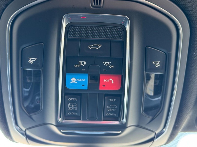 Jeep Grand Cherokee Vehicle Full-screen Gallery Image 8