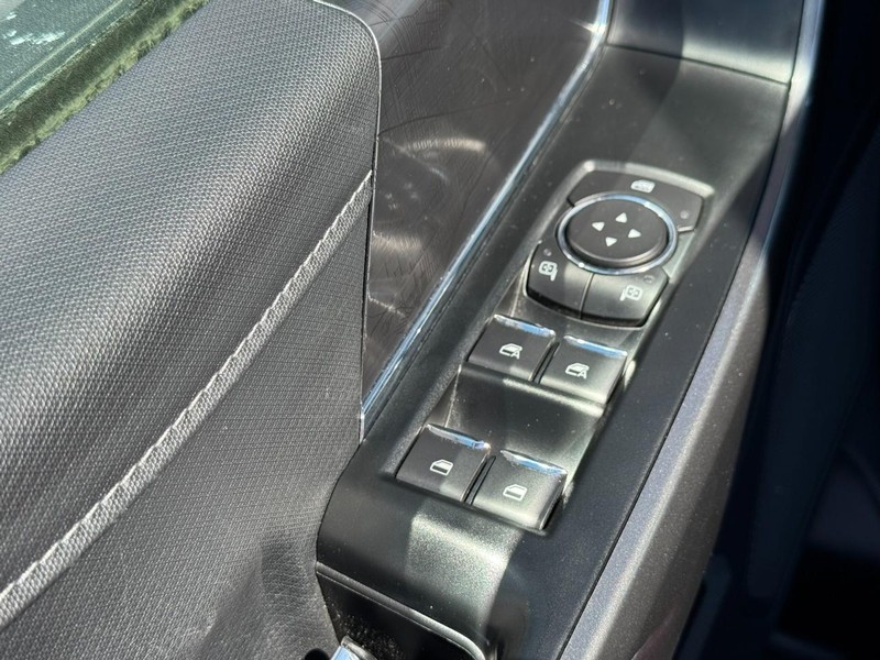 Ford F-150 Vehicle Full-screen Gallery Image 14