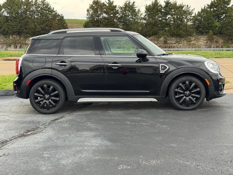 MINI Countryman Vehicle Full-screen Gallery Image 2