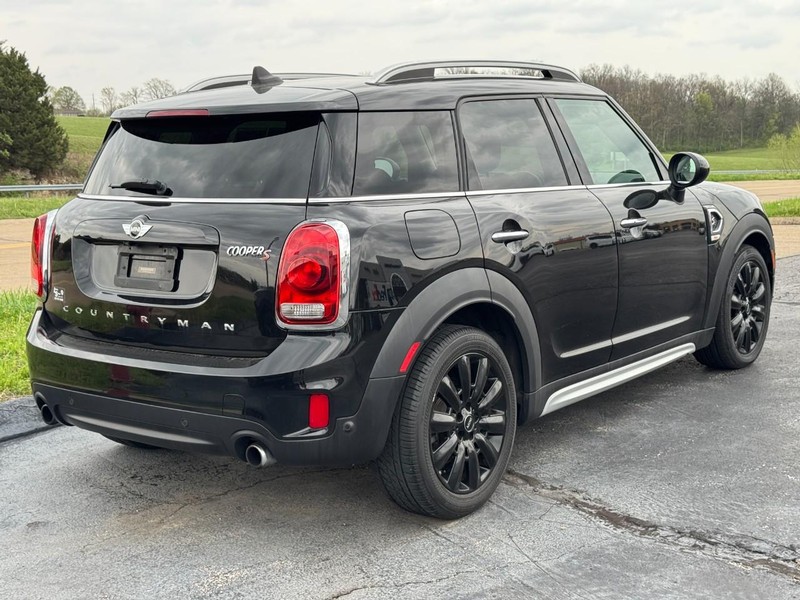 MINI Countryman Vehicle Full-screen Gallery Image 3