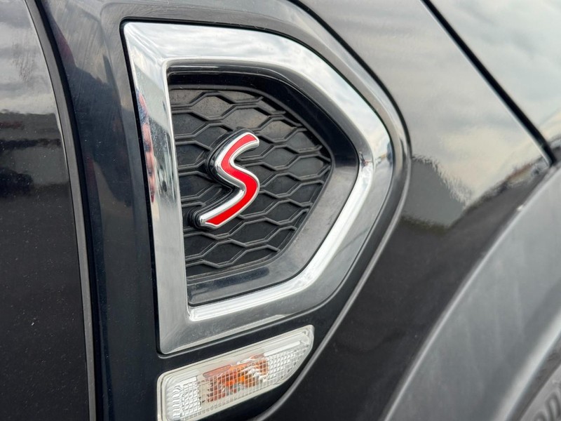 MINI Countryman Vehicle Full-screen Gallery Image 11