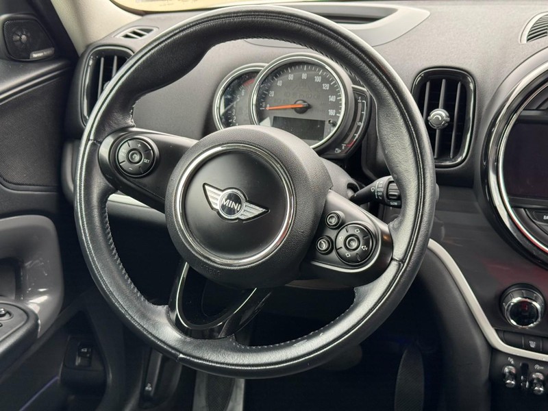 MINI Countryman Vehicle Full-screen Gallery Image 14