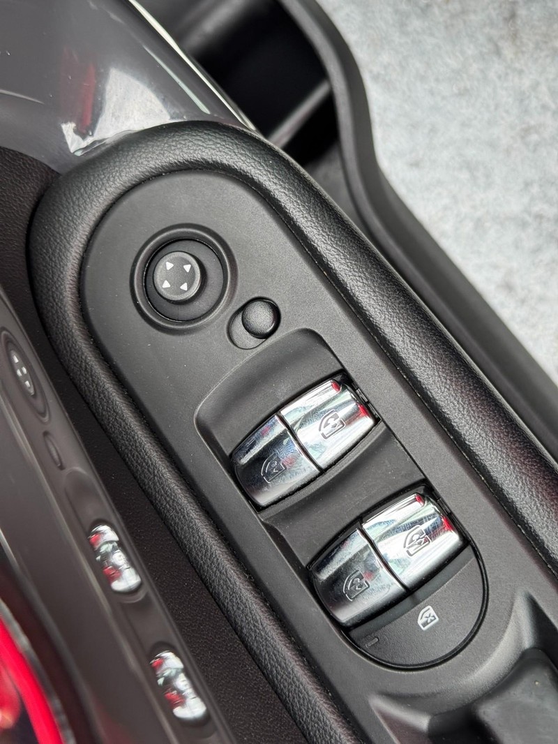 MINI Countryman Vehicle Full-screen Gallery Image 16