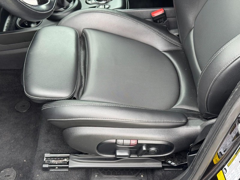 MINI Countryman Vehicle Full-screen Gallery Image 17