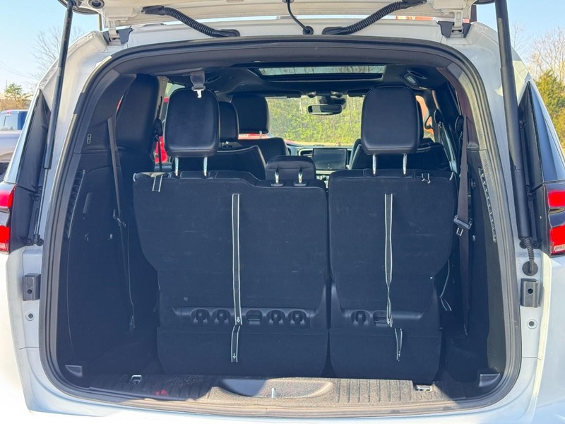 Chrysler Pacifica Vehicle Full-screen Gallery Image 4