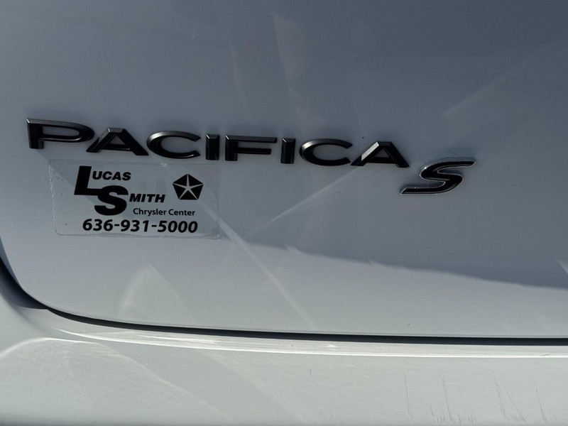 Chrysler Pacifica Vehicle Full-screen Gallery Image 7