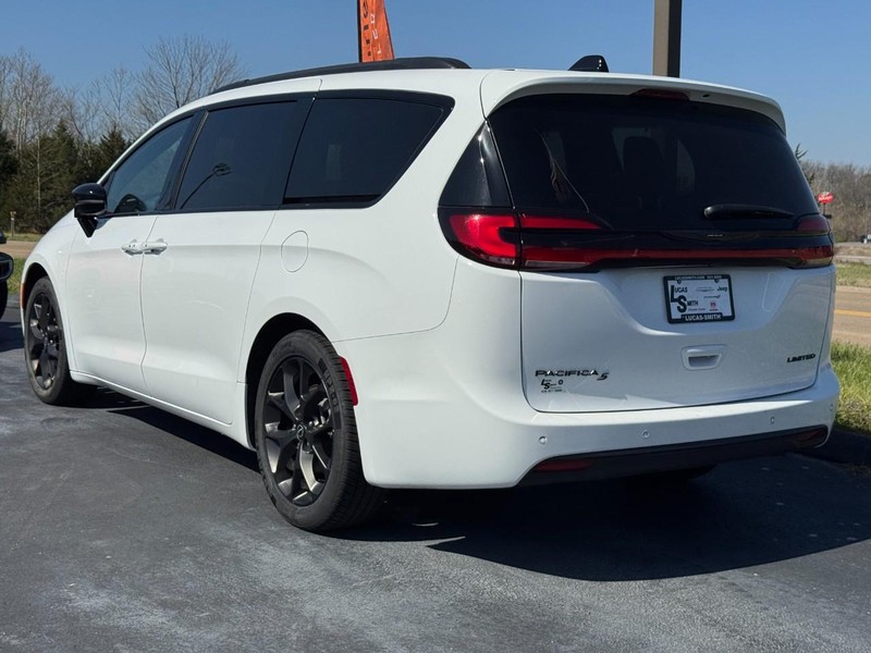 Chrysler Pacifica Vehicle Full-screen Gallery Image 8