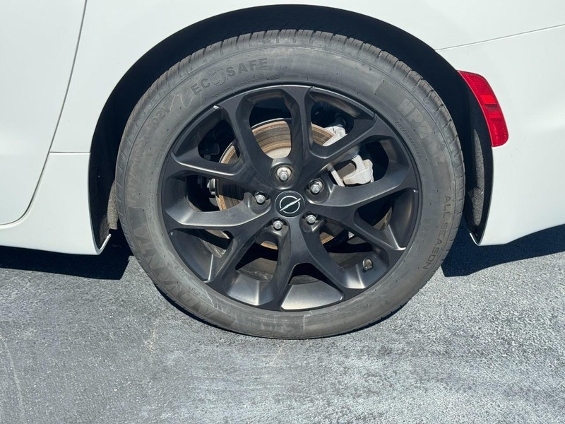 Chrysler Pacifica Vehicle Full-screen Gallery Image 9