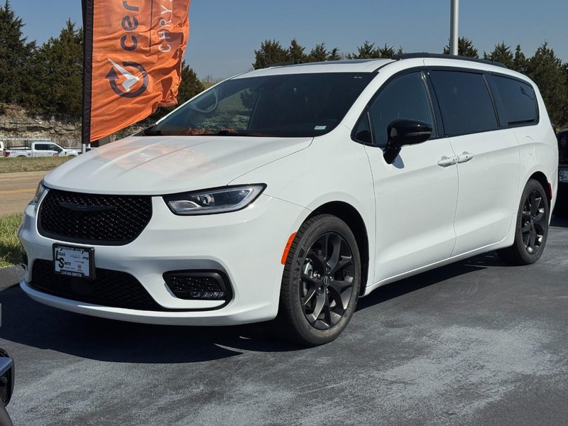 Chrysler Pacifica Vehicle Full-screen Gallery Image 10