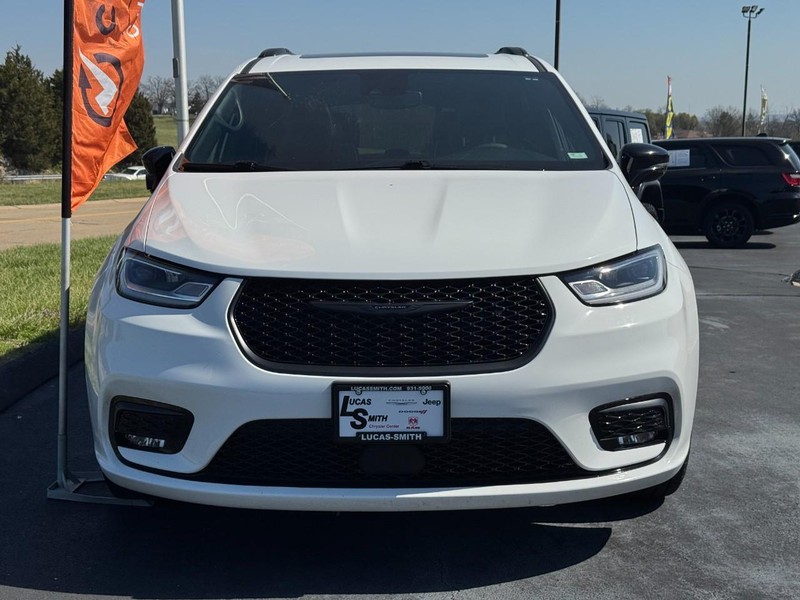 Chrysler Pacifica Vehicle Full-screen Gallery Image 11