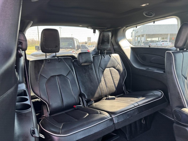 Chrysler Pacifica Vehicle Full-screen Gallery Image 12