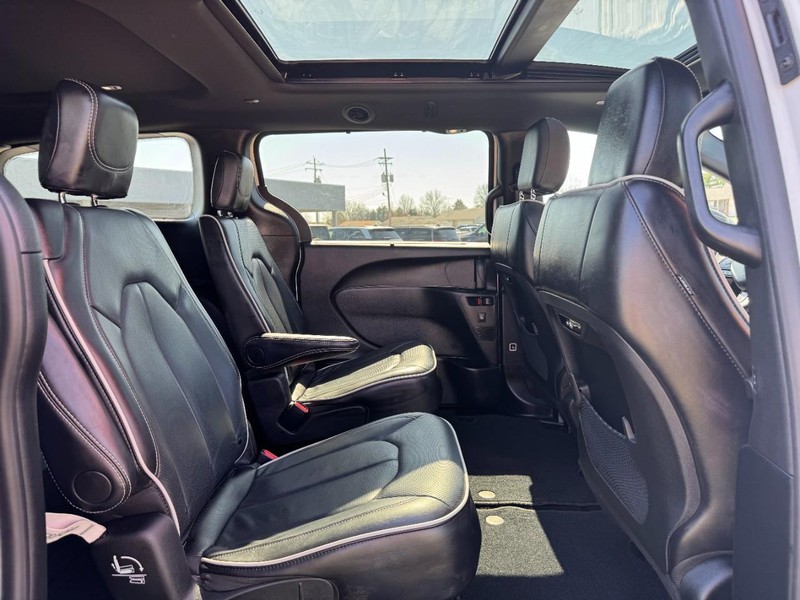 Chrysler Pacifica Vehicle Full-screen Gallery Image 13