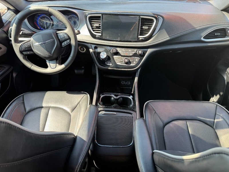 Chrysler Pacifica Vehicle Full-screen Gallery Image 14