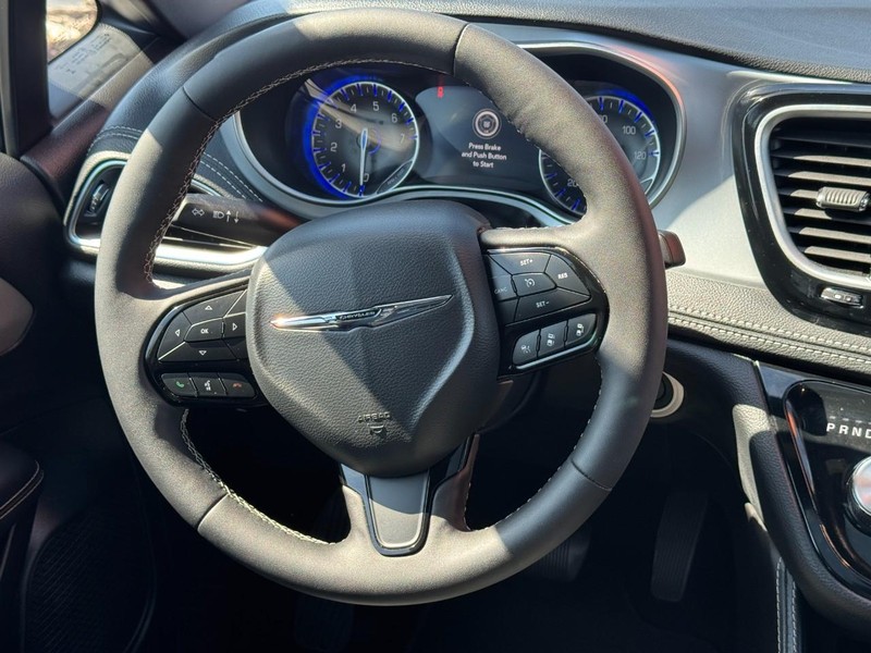 Chrysler Pacifica Vehicle Full-screen Gallery Image 15