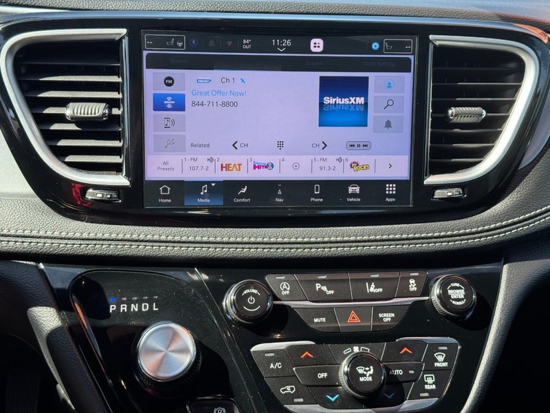 Chrysler Pacifica Vehicle Full-screen Gallery Image 16