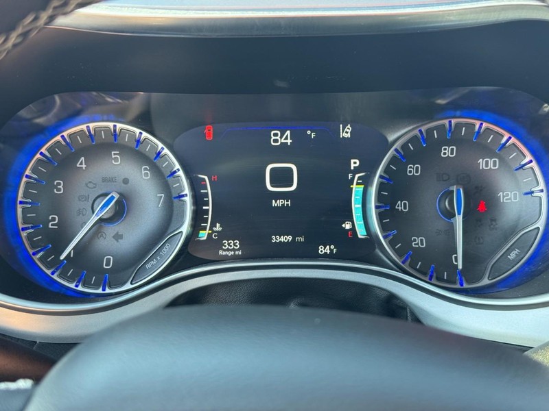 Chrysler Pacifica Vehicle Full-screen Gallery Image 21