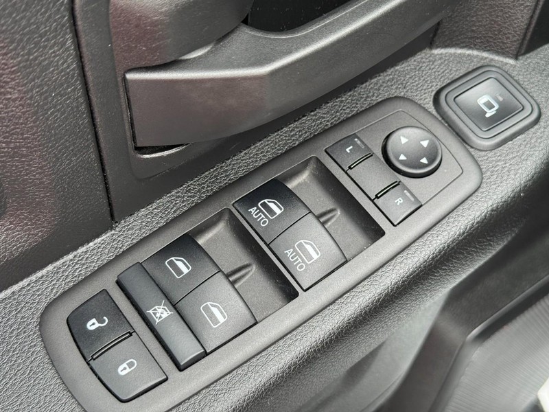 Ram 2500 Vehicle Full-screen Gallery Image 15