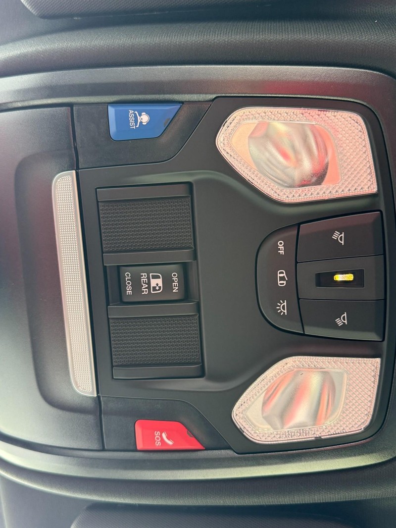 Ram 2500 Vehicle Full-screen Gallery Image 14