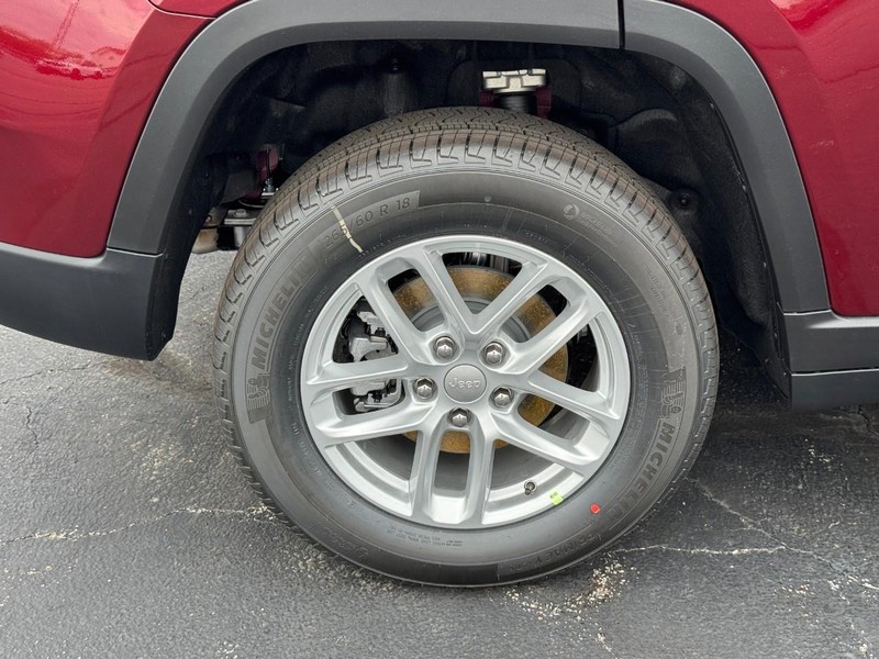 Jeep Grand Cherokee Vehicle Full-screen Gallery Image 4