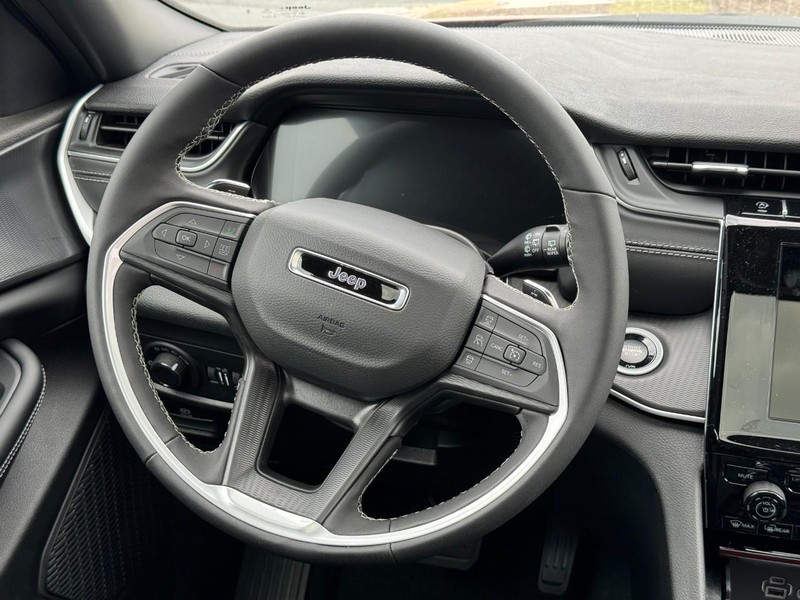 Jeep Grand Cherokee Vehicle Full-screen Gallery Image 7