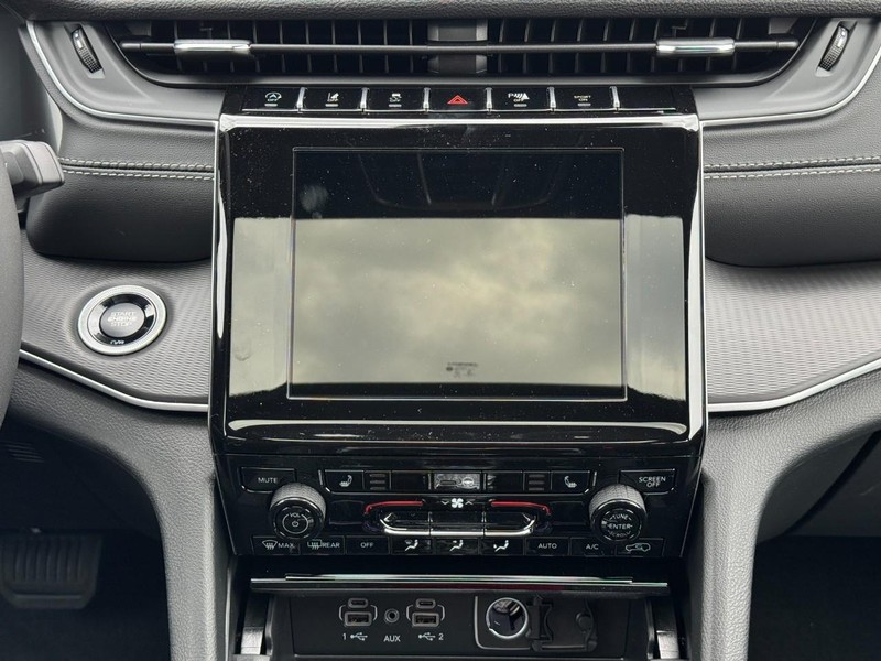 Jeep Grand Cherokee Vehicle Full-screen Gallery Image 8