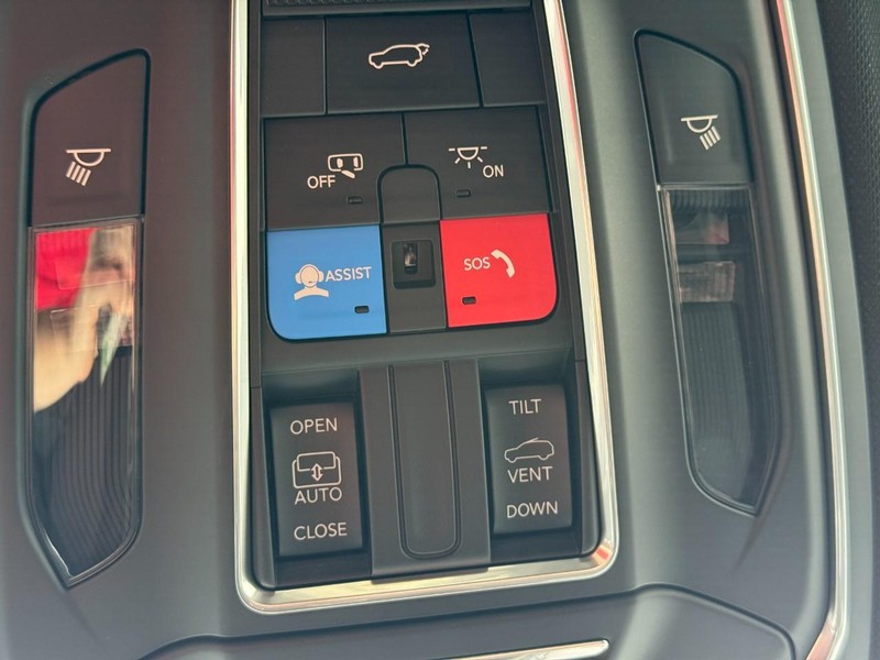 Jeep Grand Cherokee Vehicle Full-screen Gallery Image 14