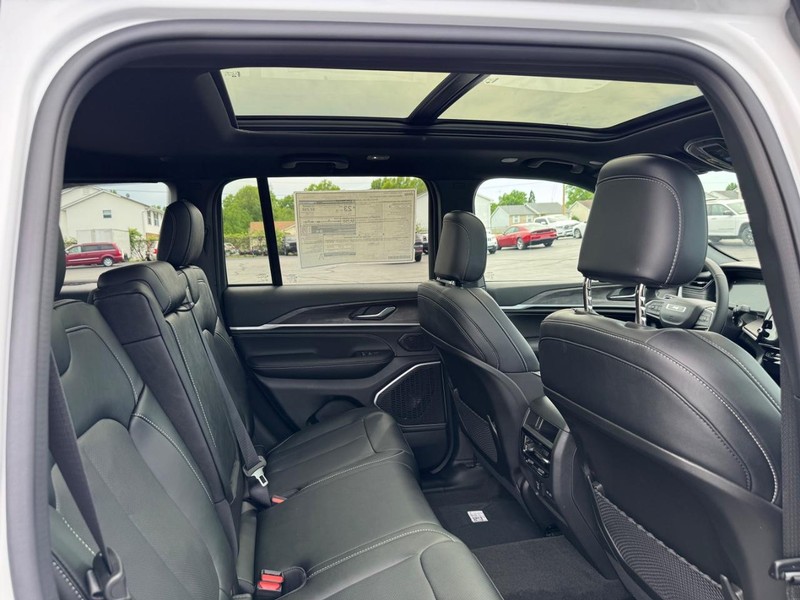 Jeep Grand Cherokee Vehicle Full-screen Gallery Image 5