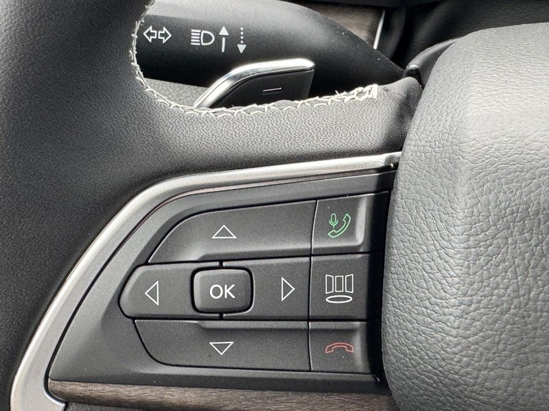 Jeep Grand Cherokee Vehicle Full-screen Gallery Image 12