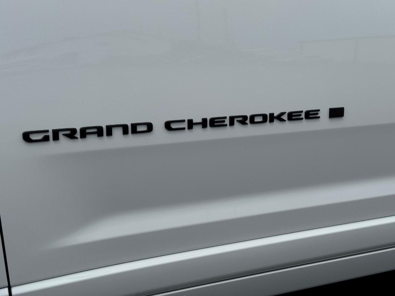 Jeep Grand Cherokee Vehicle Full-screen Gallery Image 17