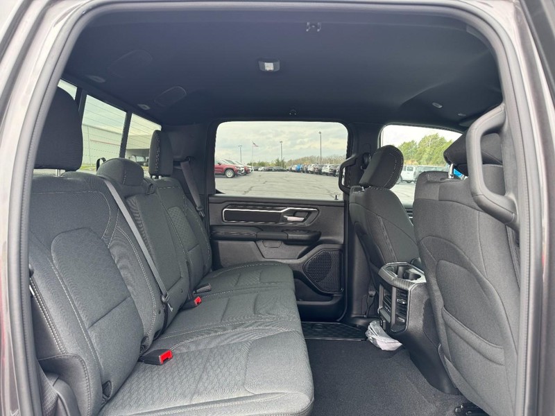 Ram 1500 Vehicle Full-screen Gallery Image 6