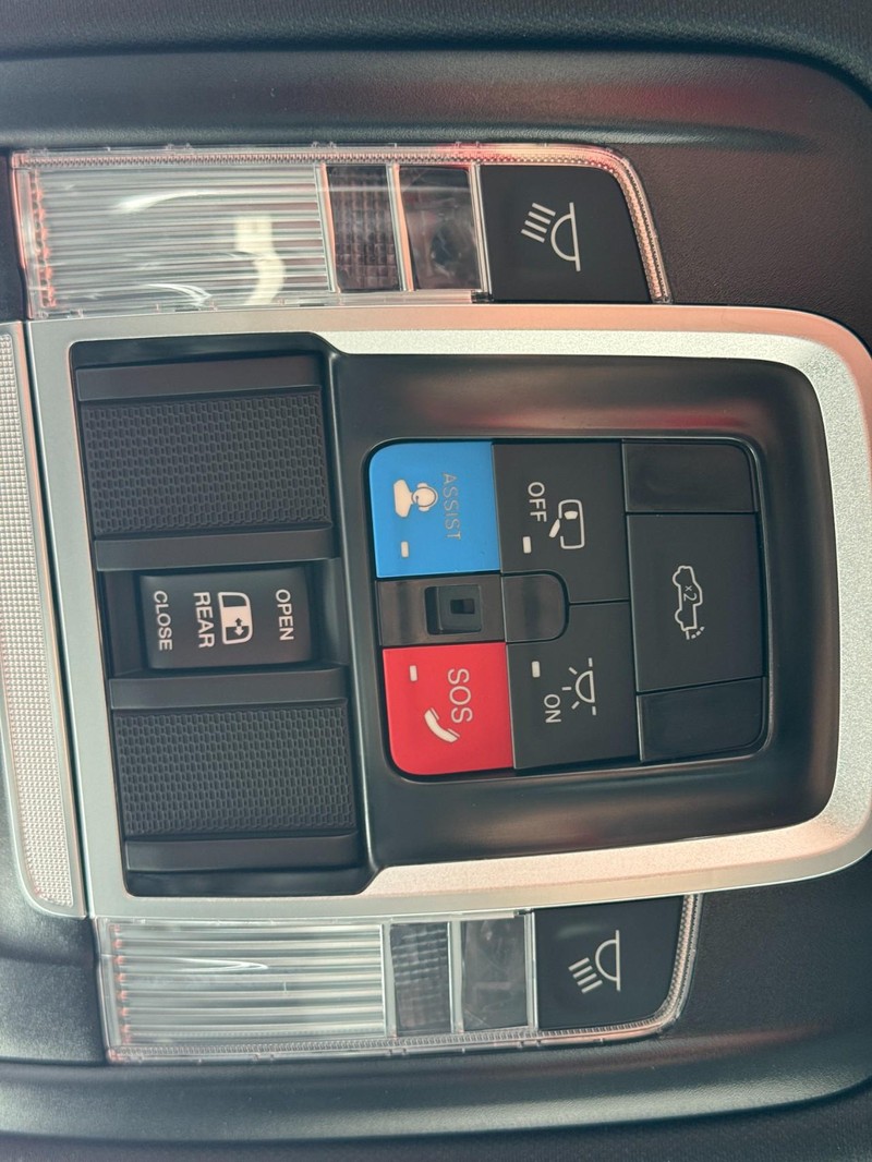 Ram 1500 Vehicle Full-screen Gallery Image 16