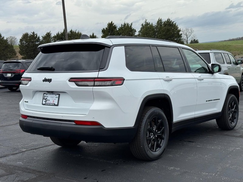 Jeep Grand Cherokee L Vehicle Full-screen Gallery Image 3