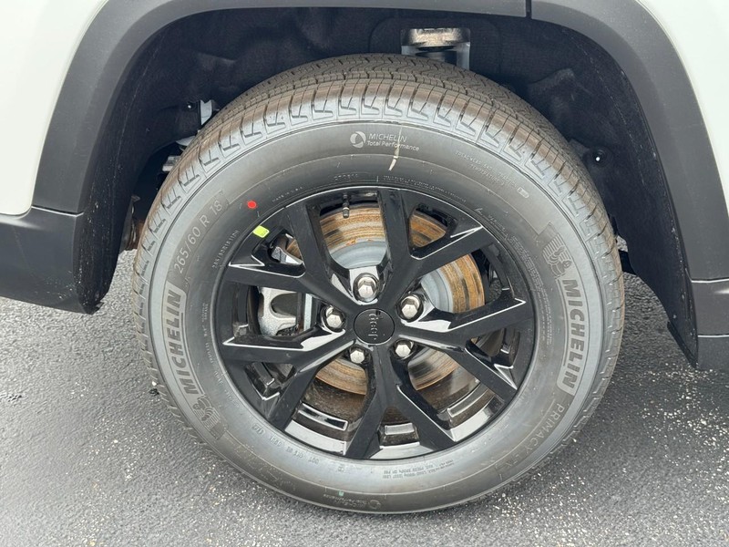 Jeep Grand Cherokee L Vehicle Full-screen Gallery Image 4