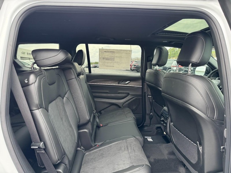 Jeep Grand Cherokee L Vehicle Full-screen Gallery Image 6