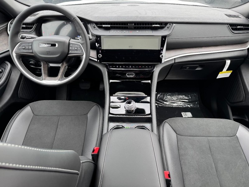 Jeep Grand Cherokee L Vehicle Full-screen Gallery Image 7