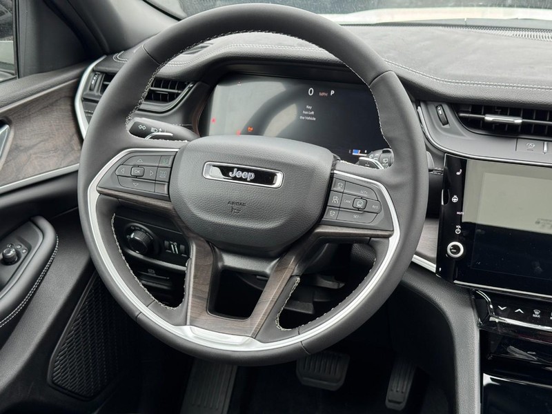 Jeep Grand Cherokee L Vehicle Full-screen Gallery Image 8