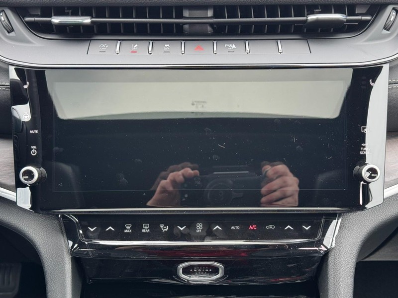 Jeep Grand Cherokee L Vehicle Full-screen Gallery Image 9