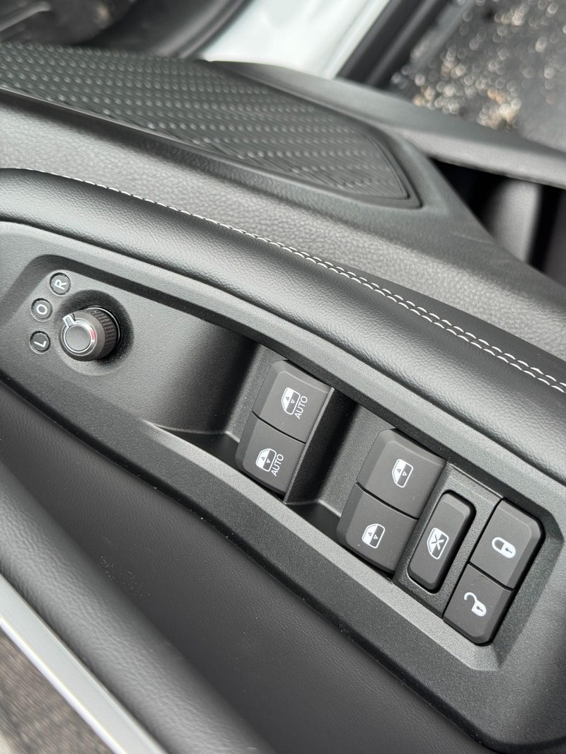 Jeep Grand Cherokee L Vehicle Full-screen Gallery Image 10