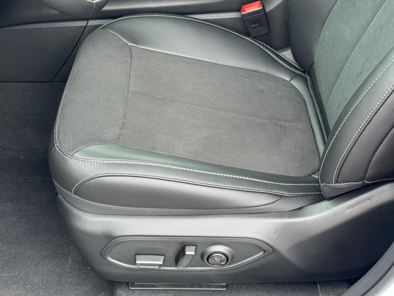 Jeep Grand Cherokee L Vehicle Full-screen Gallery Image 11